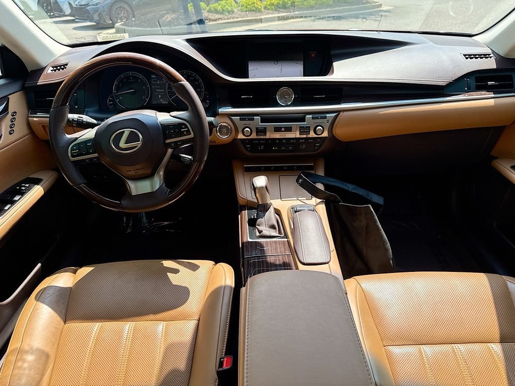 Used 2017 Lexus ES 350 w/ Ultra Luxury Package FWD image 24