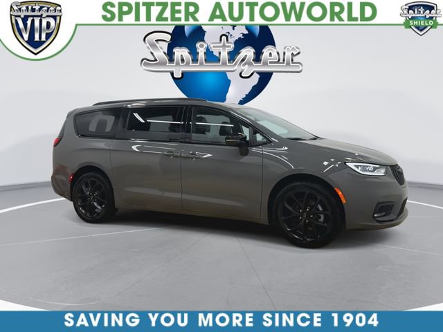 Used 2025 Chrysler Pacifica Limited AWD/4WD image 8