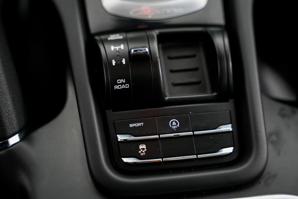 Used 2015 Porsche Cayenne S image 24