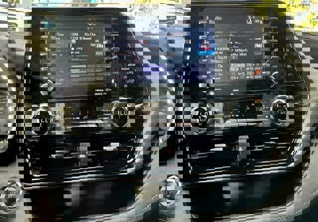 Used 2020 Toyota Highlander XLE image 32