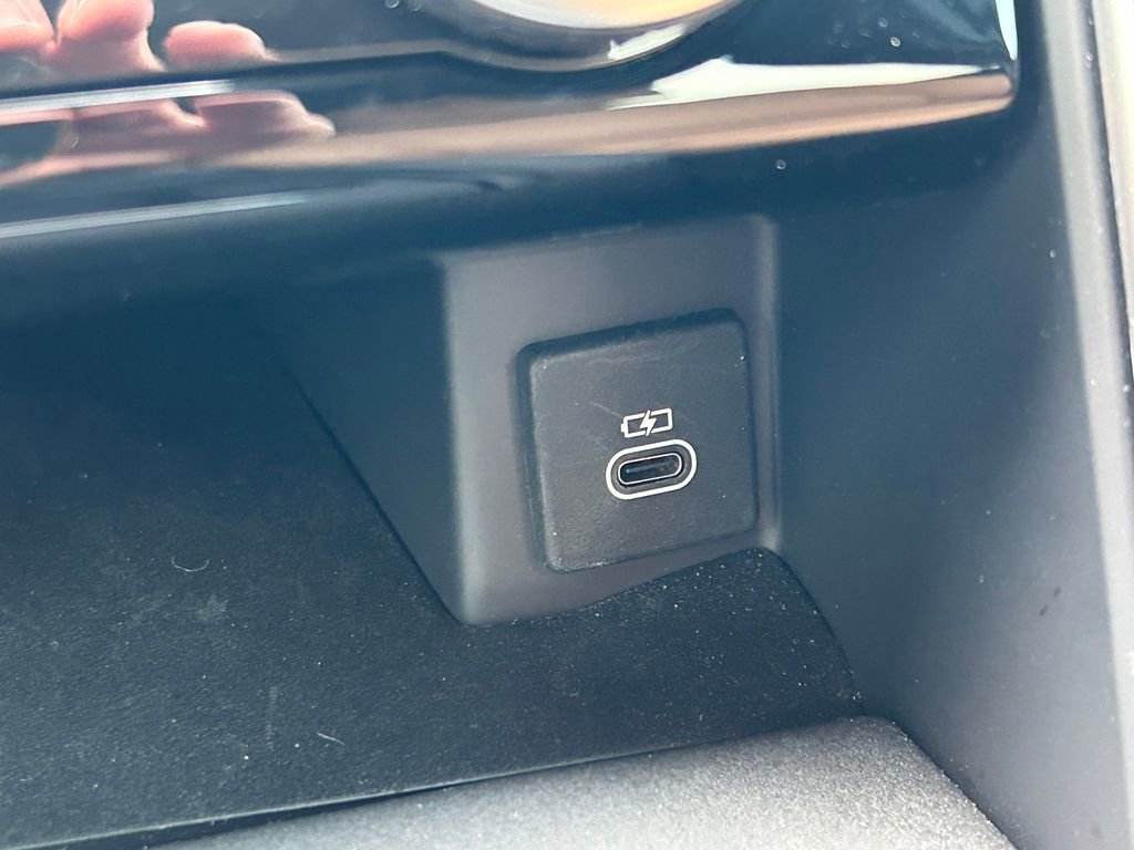 Used 2024 Land Rover Discovery Dynamic SE image 35