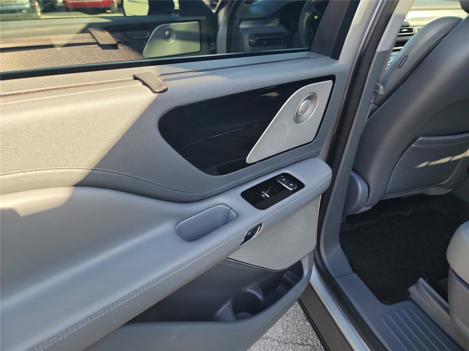 Used 2020 Lincoln Aviator Reserve w/ Equipment Group 202A image 17