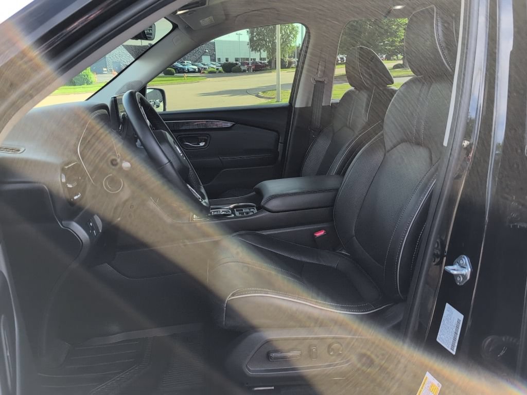 Used 2025 Honda Pilot Elite image 12