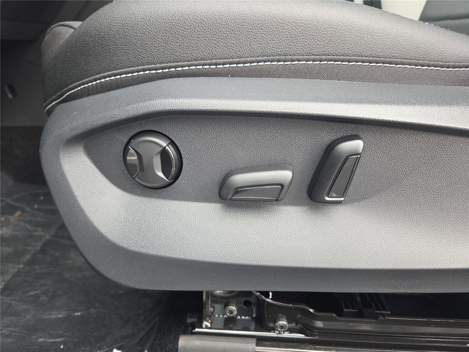 New 2025 Volkswagen Taos SEL image 14