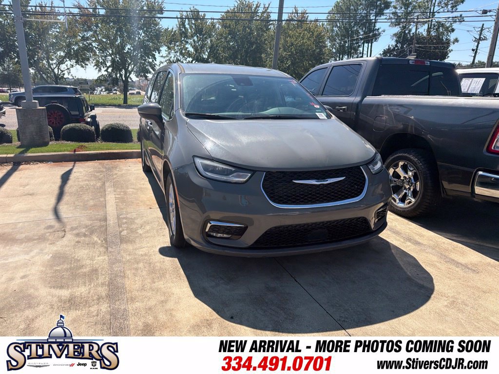Used 2023 Chrysler Pacifica Touring-L FWD image 3