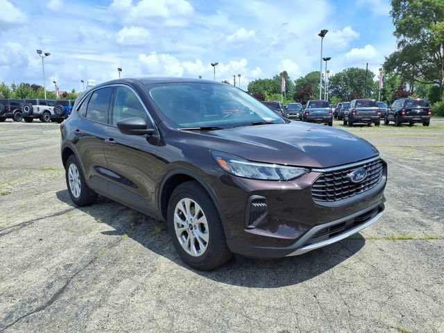 Used 2023 Ford Escape Active AWD/4WD image 3