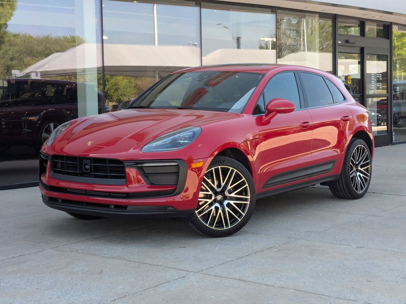 Certified 2025 Porsche Macan image 1