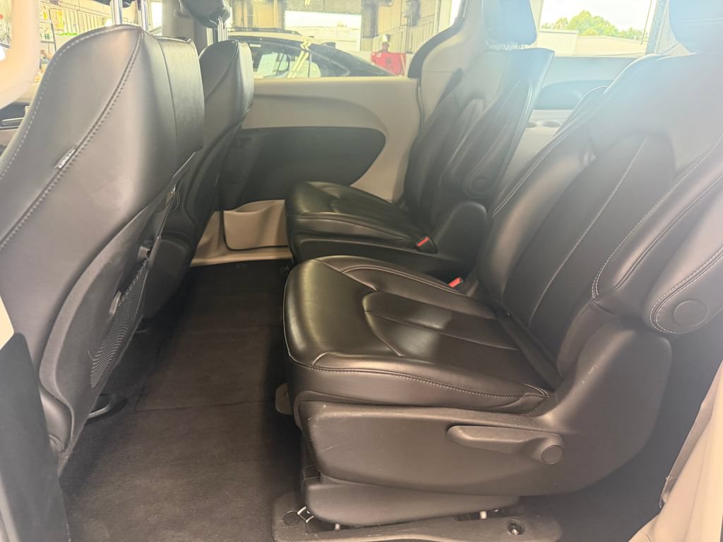 Used 2023 Chrysler Pacifica Touring-L FWD image 20