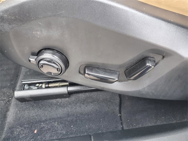 Certified 2023 Volvo XC60 B5 Ultimate w/ Climate Package image 15