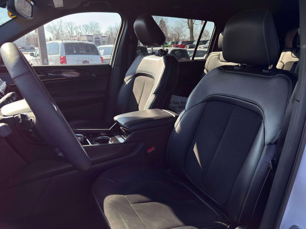 Used 2023 Jeep Grand Cherokee L Laredo image 16