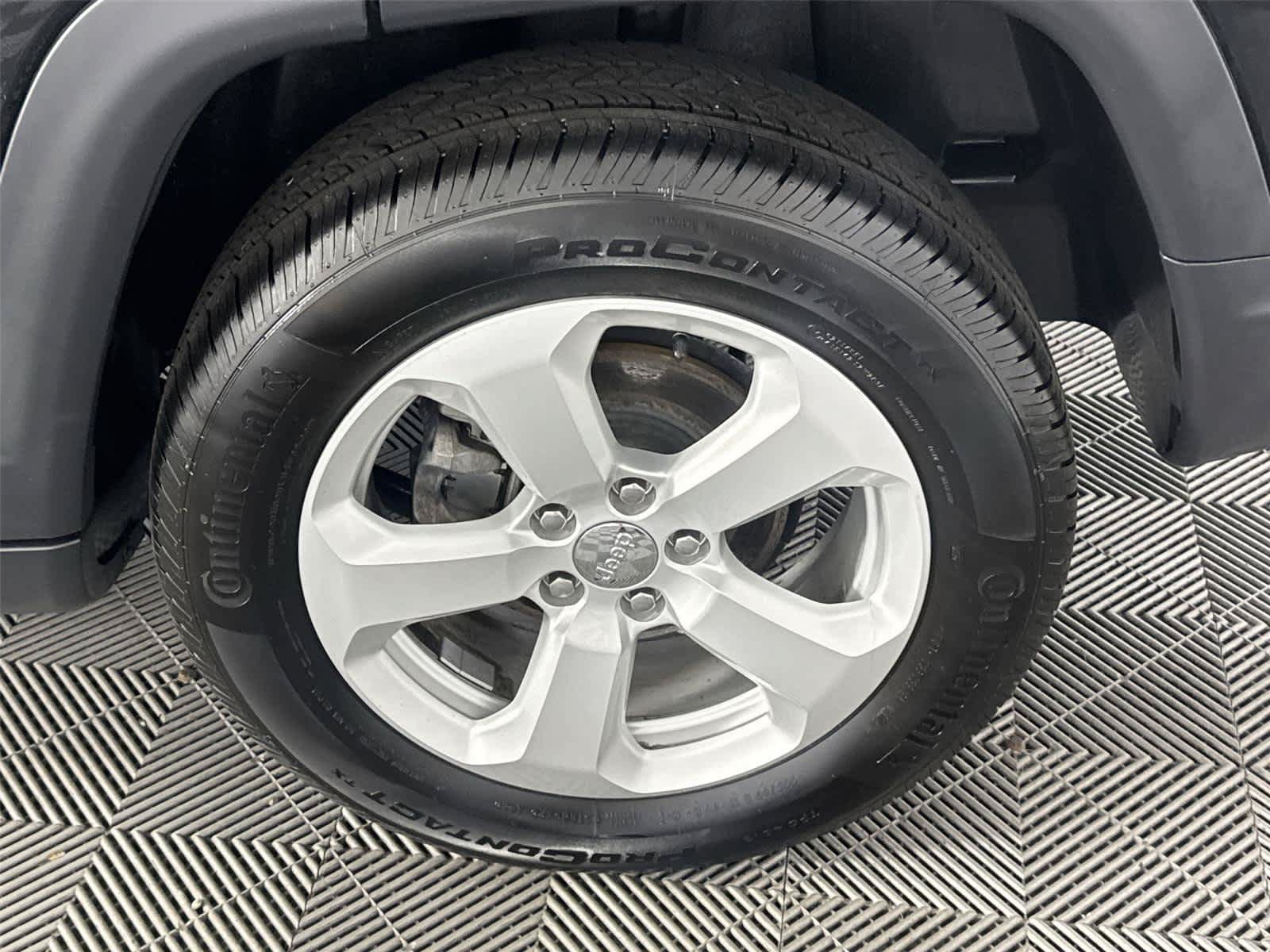 Used 2019 Jeep Compass Latitude w/ Cold Weather Group AWD/4WD image 8