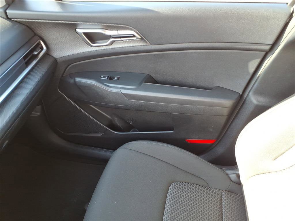 Used 2025 Kia Sportage LX image 31