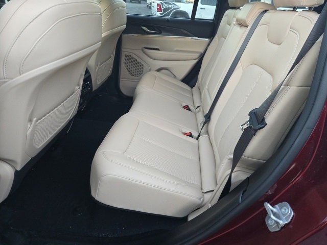 Used 2024 Jeep Grand Cherokee Limited w/ Luxury Tech Group II image 11