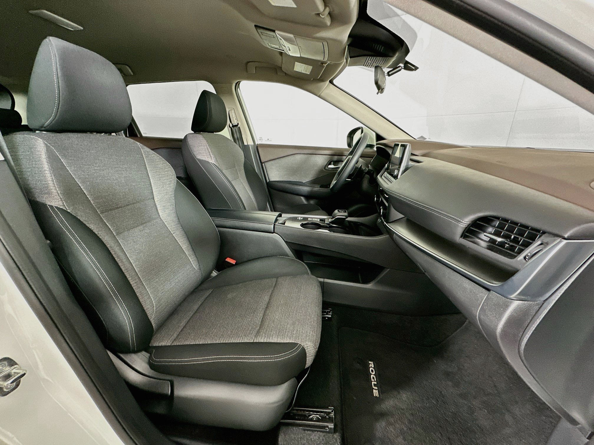 Used 2023 Nissan Rogue SV FWD image 29
