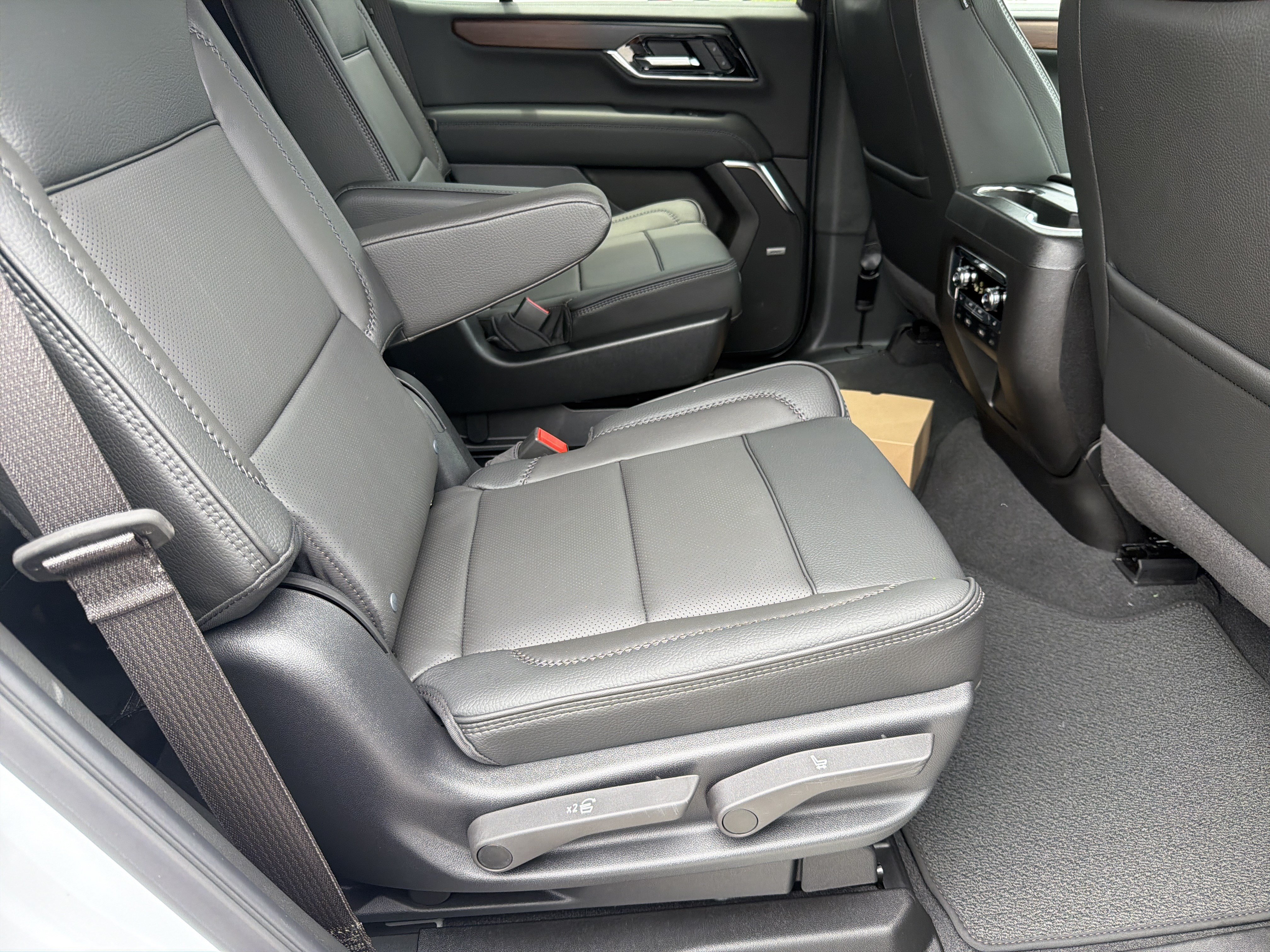 New 2026 GMC Yukon Denali w/ Denali Reserve Package AWD/4WD image 16