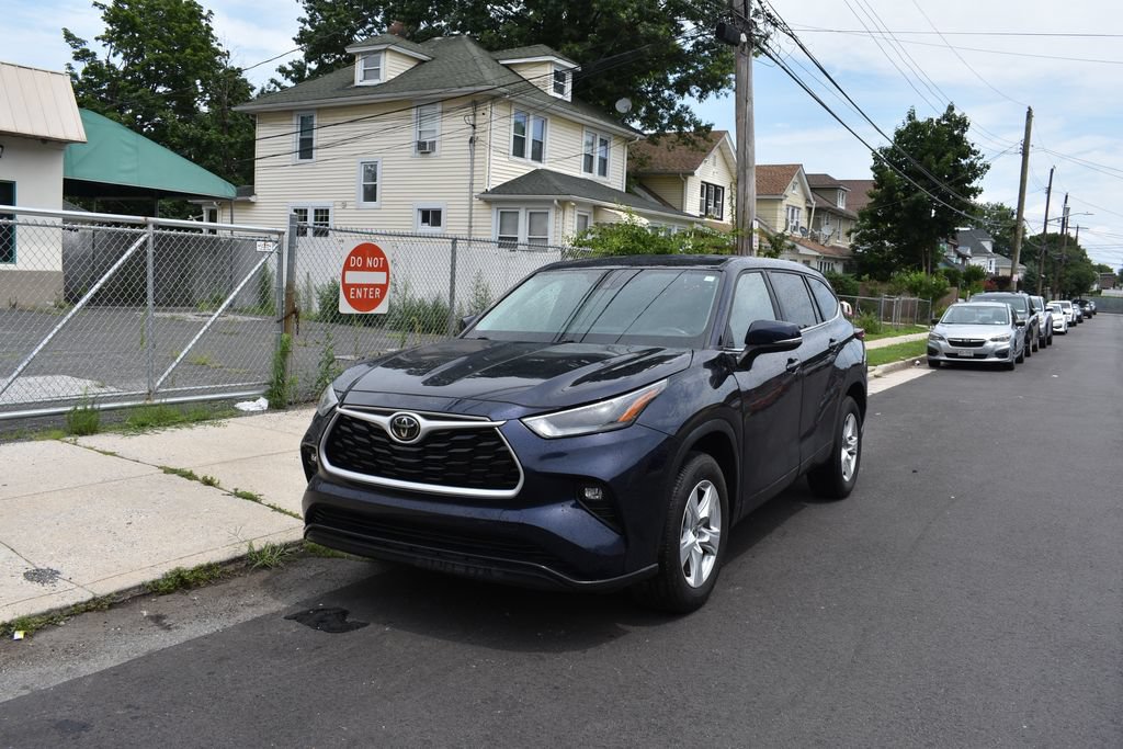 Used 2025 Toyota Highlander LE FWD image 2