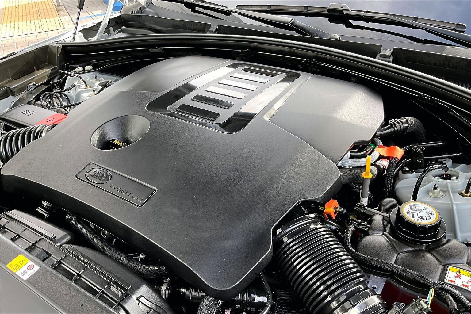 Certified 2025 Land Rover Range Rover Velar Dynamic SE image 31