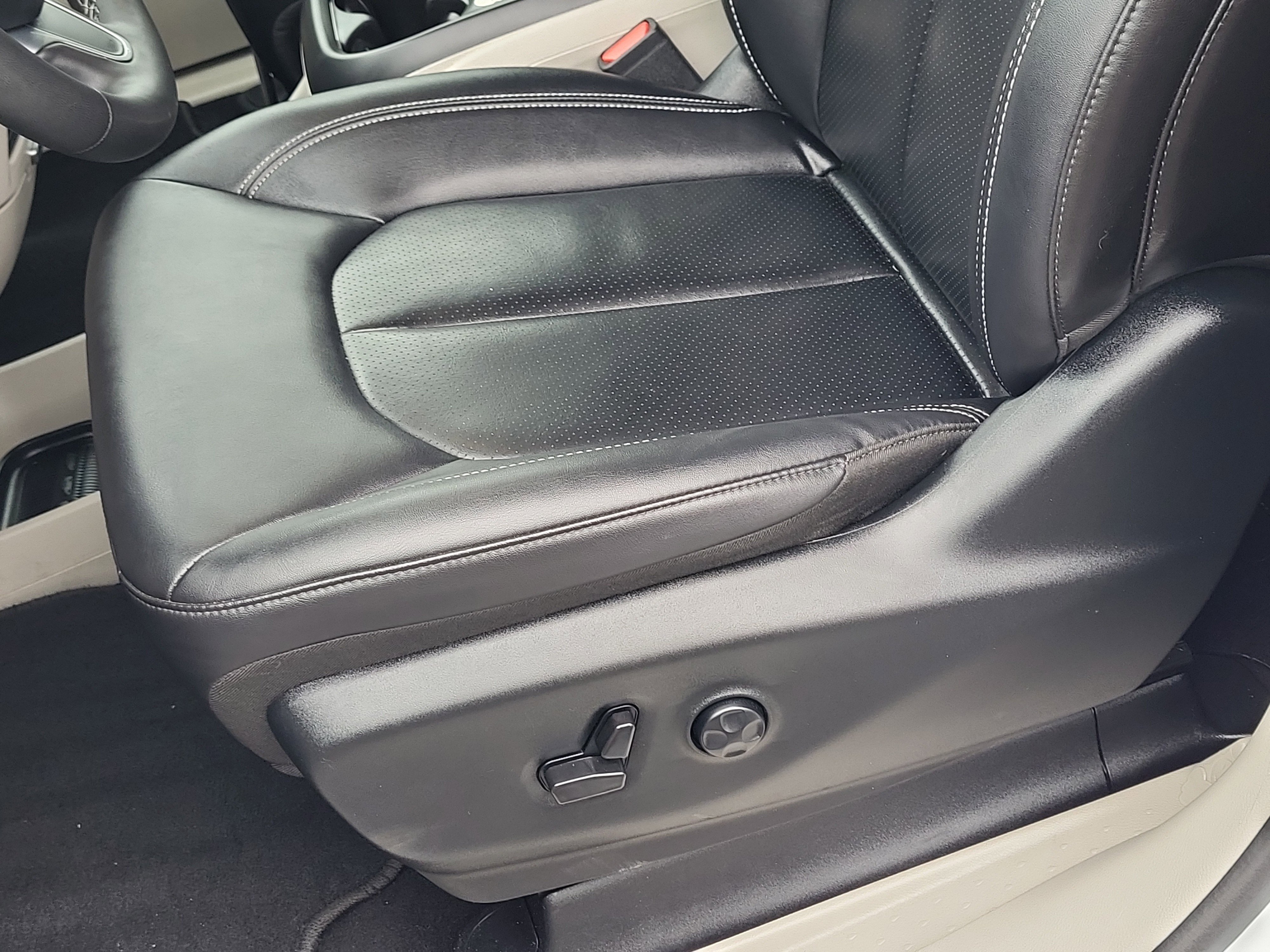 Used 2024 Chrysler Pacifica Touring-L image 22