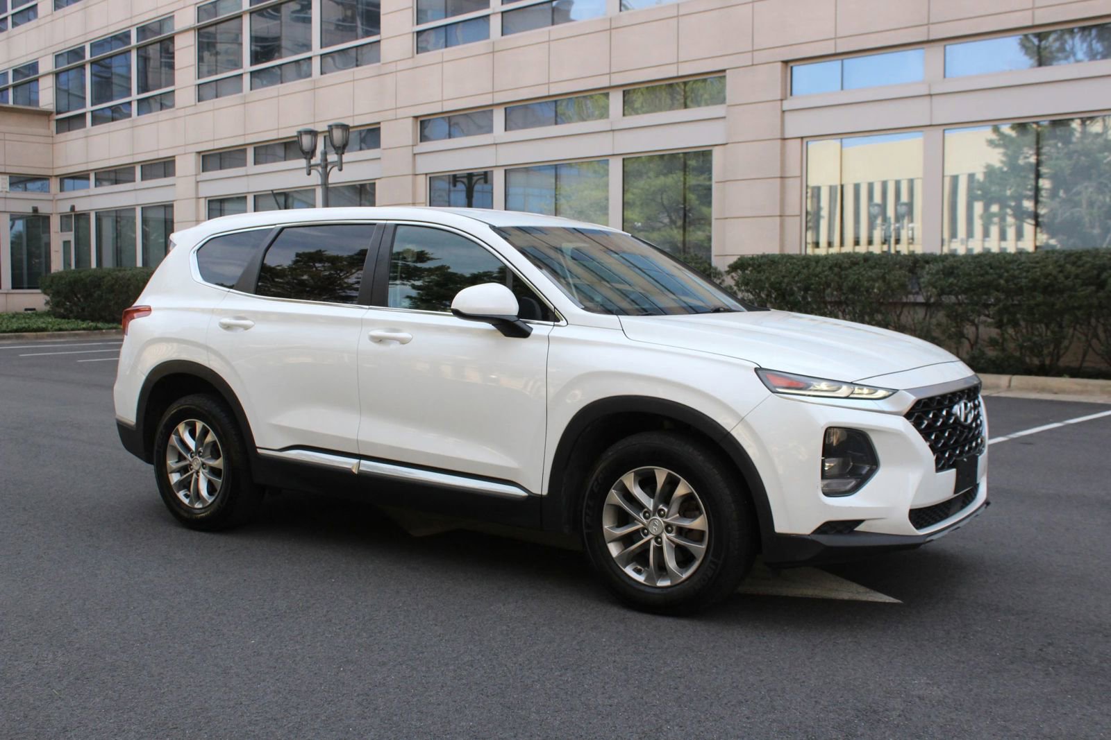 Used 2019 Hyundai Santa Fe SE FWD image 2