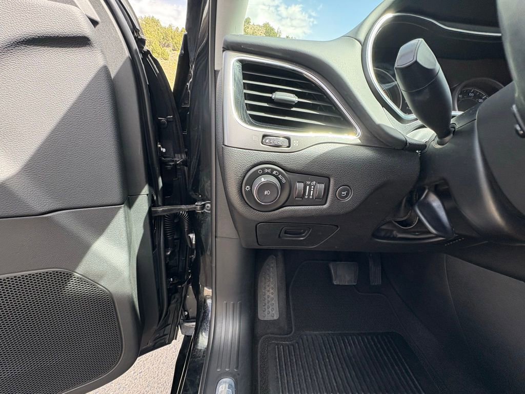 Used 2019 Jeep Cherokee Overland w/ Trailer Tow Group AWD/4WD image 16