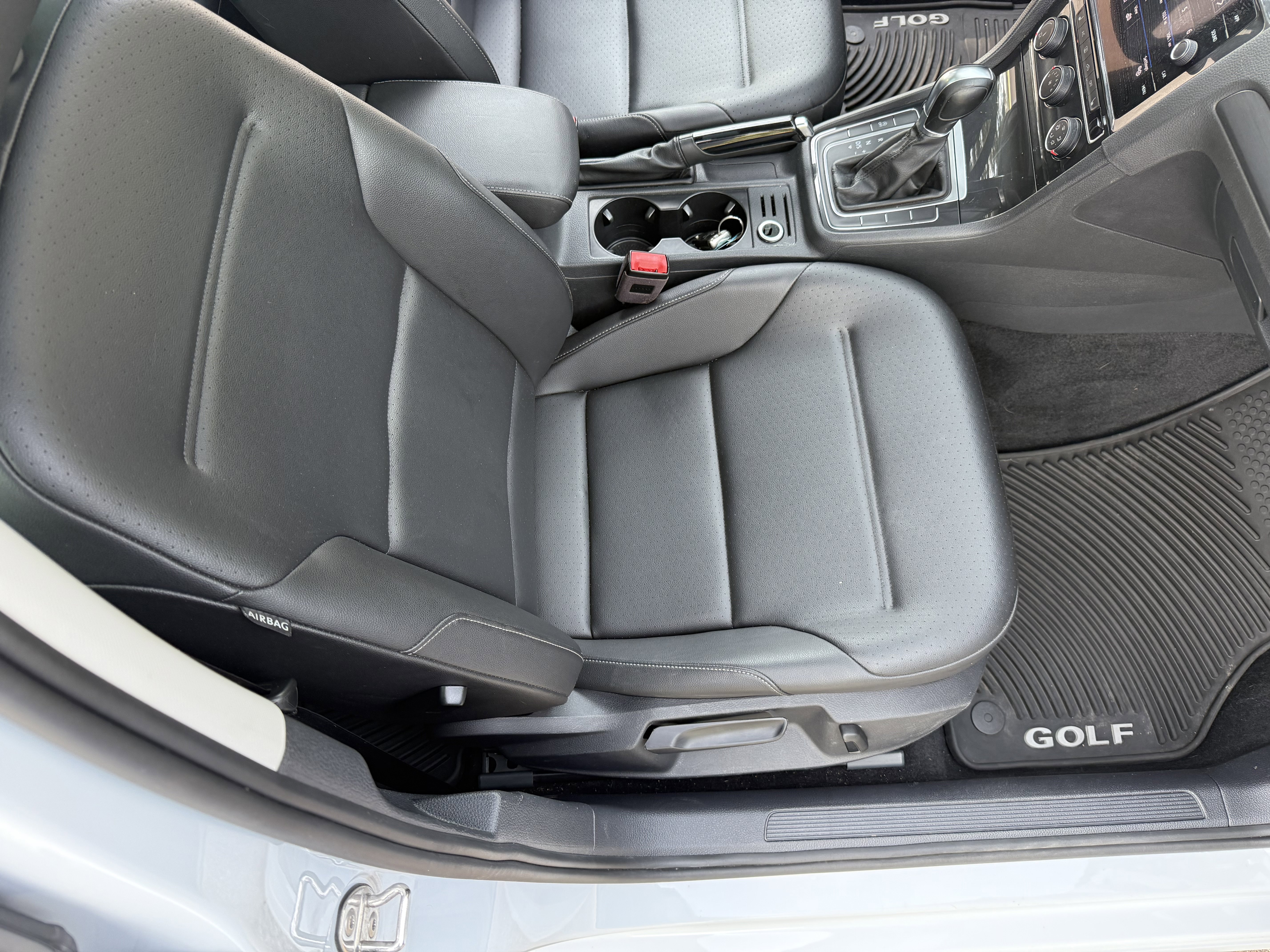 Used 2019 Volkswagen Golf SE image 32