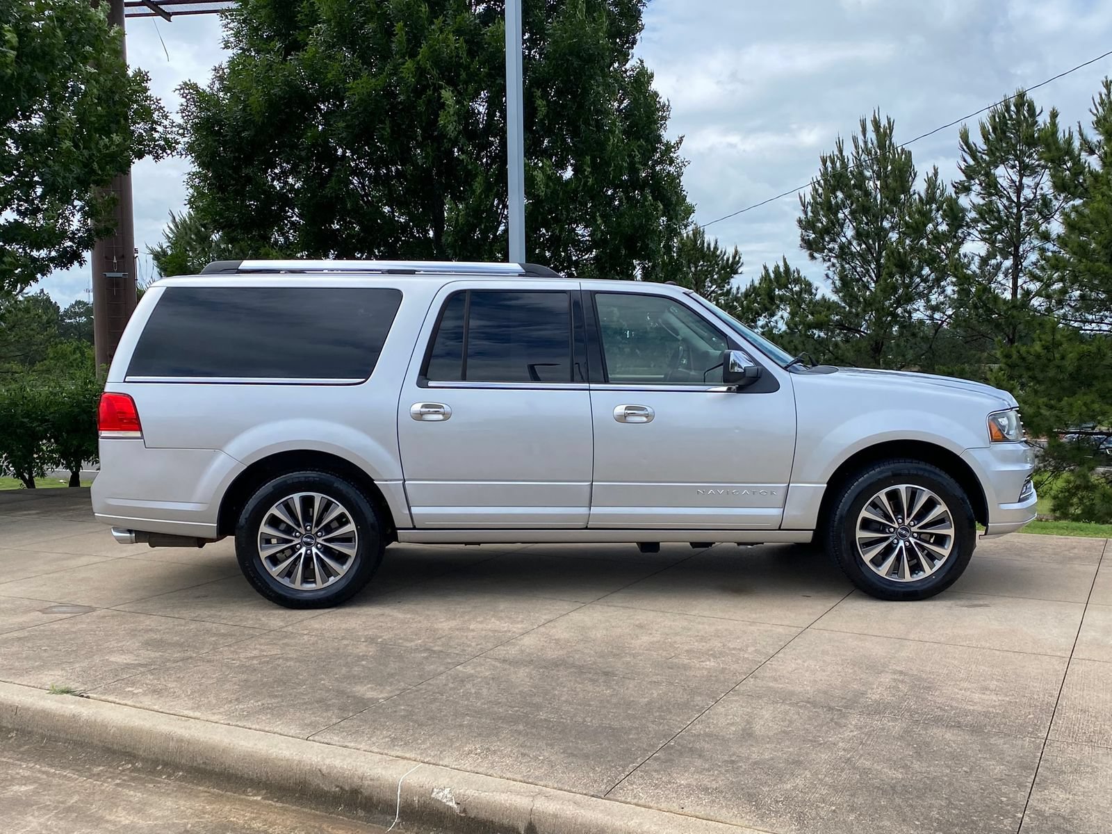 Used 2017 Lincoln Navigator L Select RWD image 7