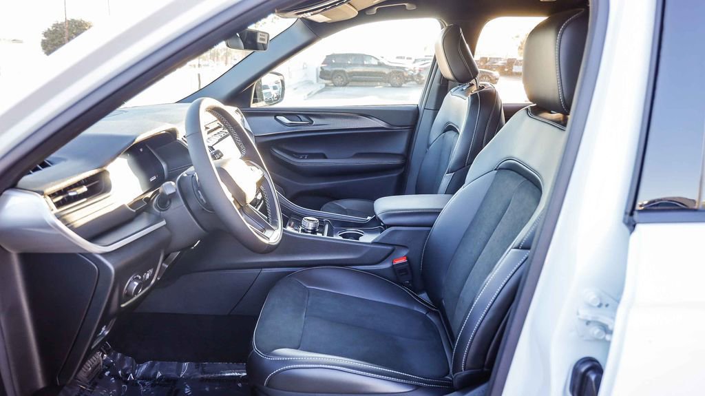 New 2025 Jeep Grand Cherokee L Altitude image 18