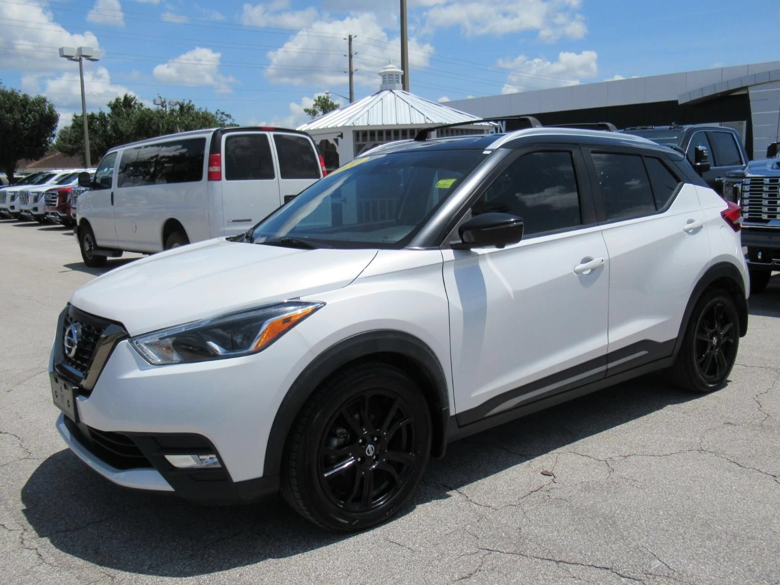 Used 2020 Nissan Kicks SR w/ SR Premium Package FWD image 4