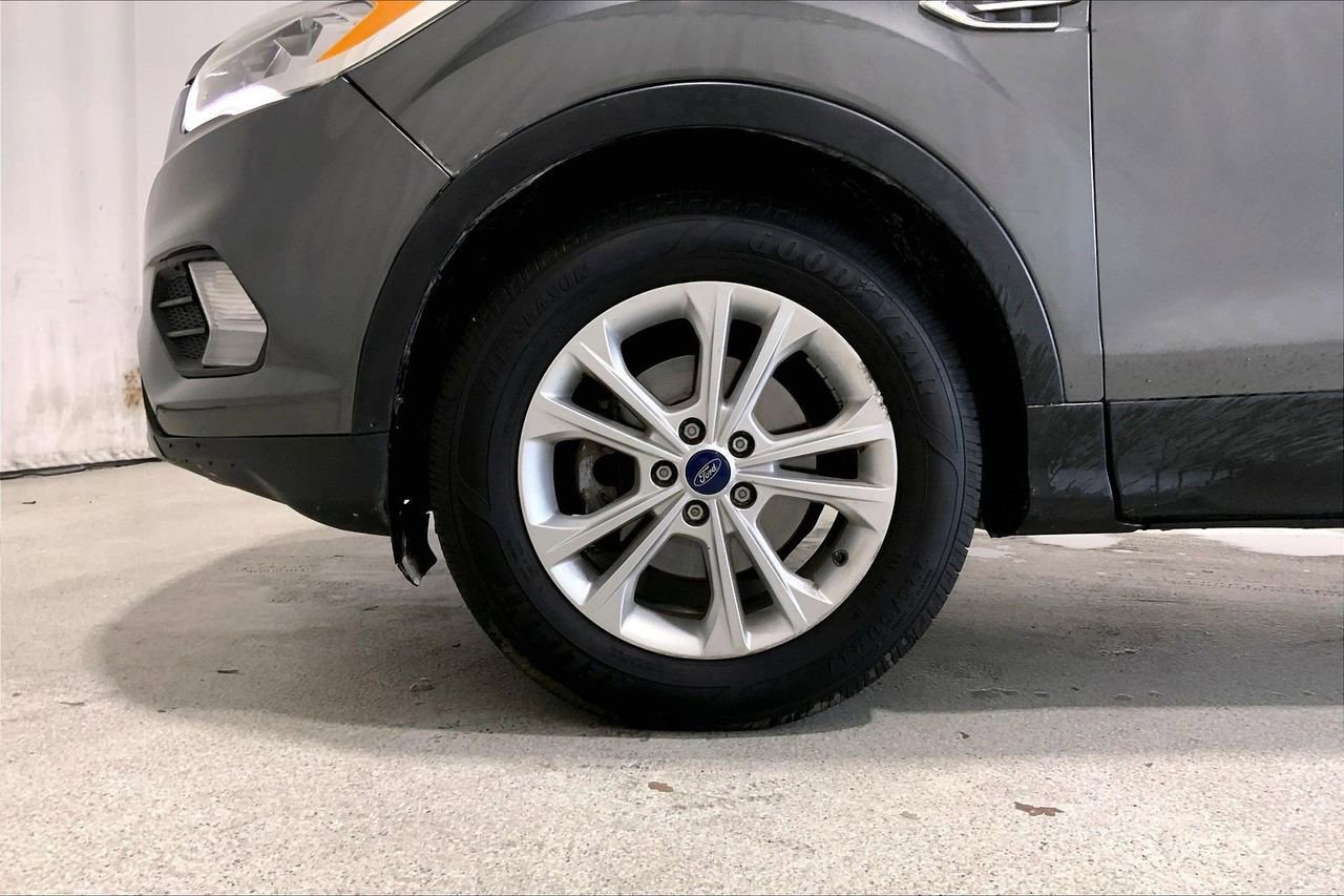 Used 2017 Ford Escape SE w/ SE Leather Comfort Package FWD image 6