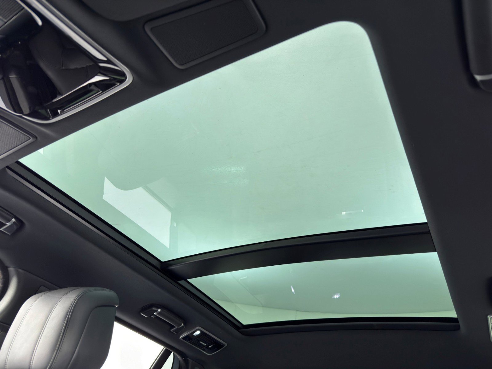 Used 2020 Land Rover Range Rover HSE image 12