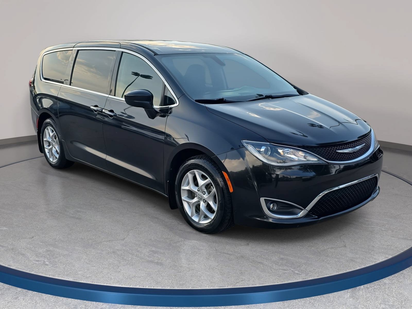 Used 2018 Chrysler Pacifica Touring Plus w/ Tire & Wheel Group FWD image 3
