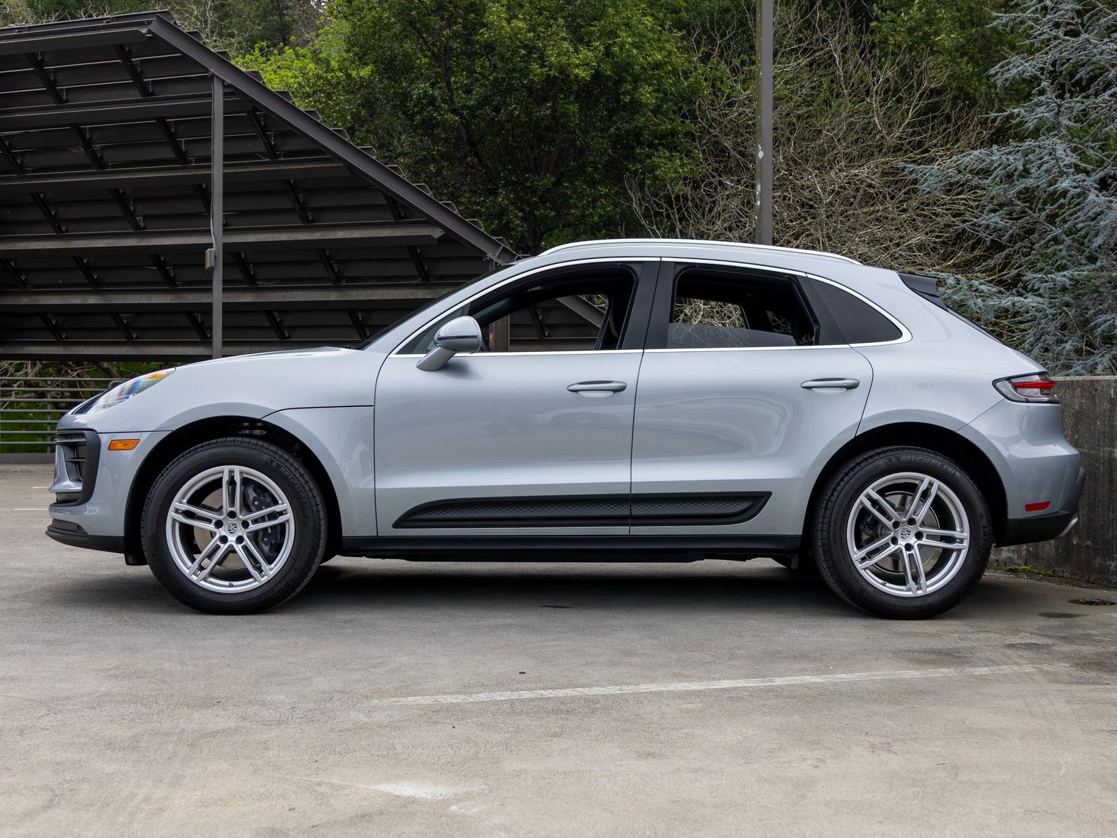 Certified 2025 Porsche Macan image 2