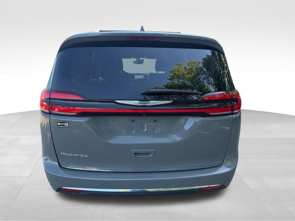 Used 2022 Chrysler Pacifica Touring-L image 4