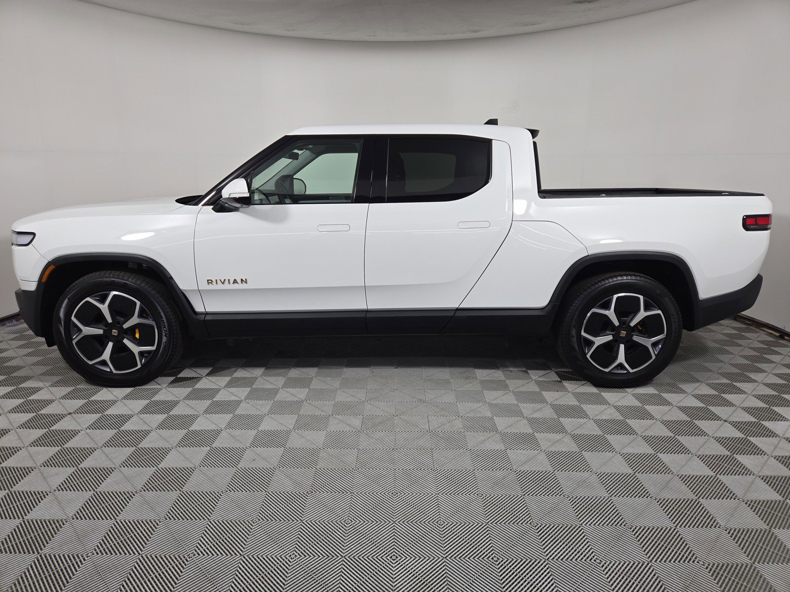 Used 2022 Rivian R1T Adventure image 2