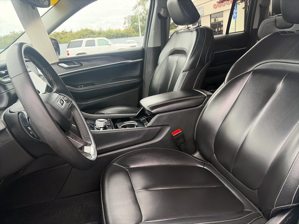 Used 2023 Jeep Grand Cherokee Limited AWD/4WD image 21