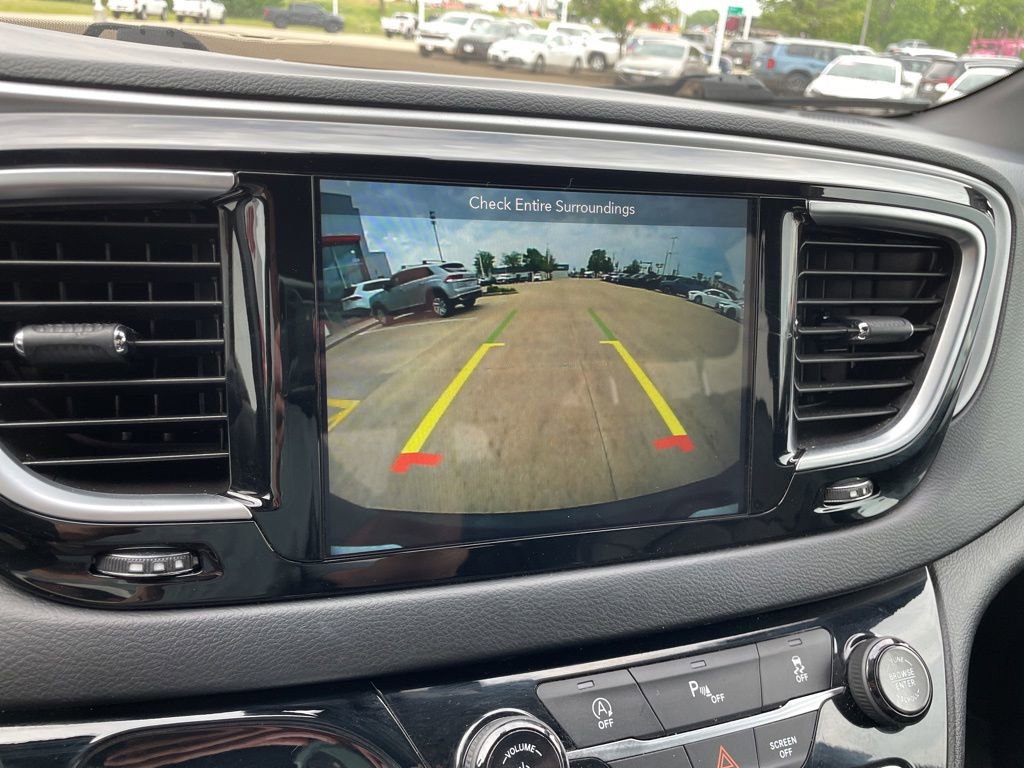 Used 2018 Chrysler Pacifica Touring-L Plus FWD image 22