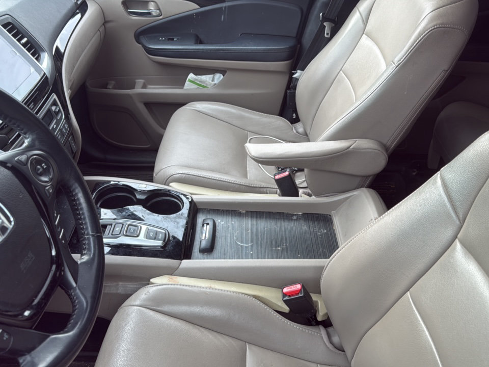 Certified 2017 Honda Pilot Touring image 2