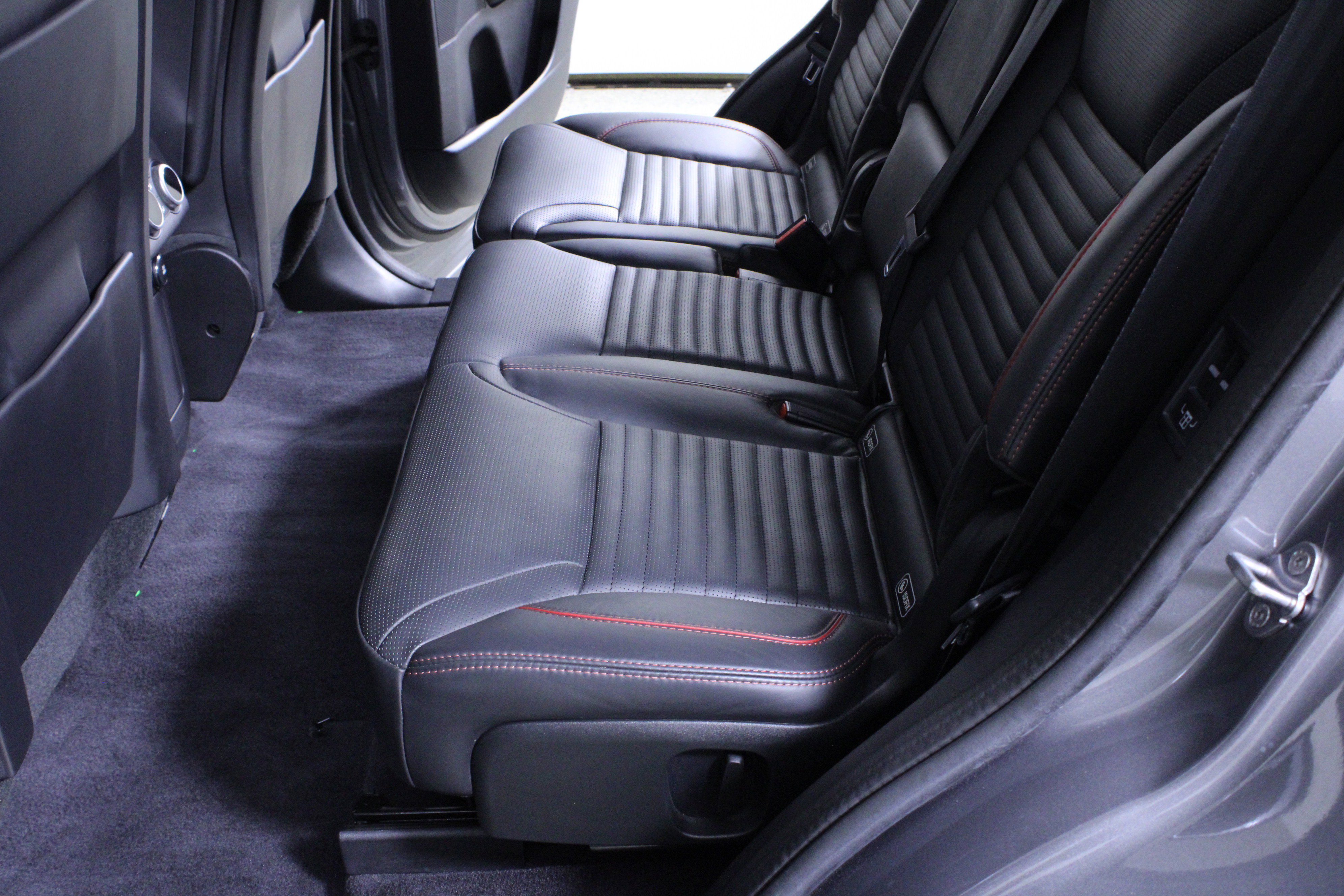 Used 2020 Land Rover Discovery HSE image 14