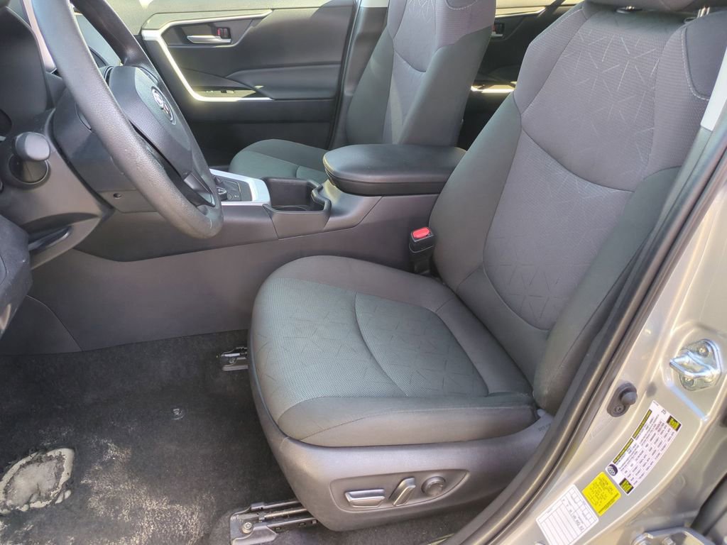 Used 2025 Toyota RAV4 XLE AWD/4WD image 25
