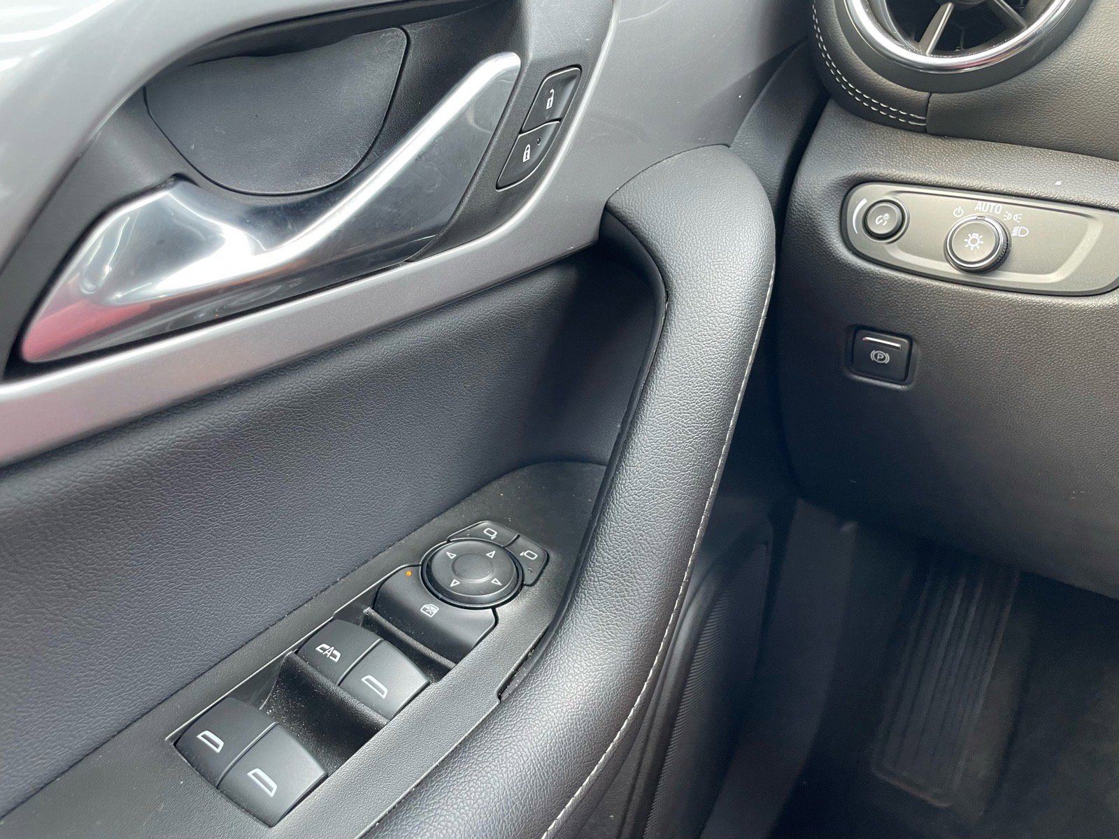 Used 2024 Chevrolet Blazer LT w/ Convenience Package image 9