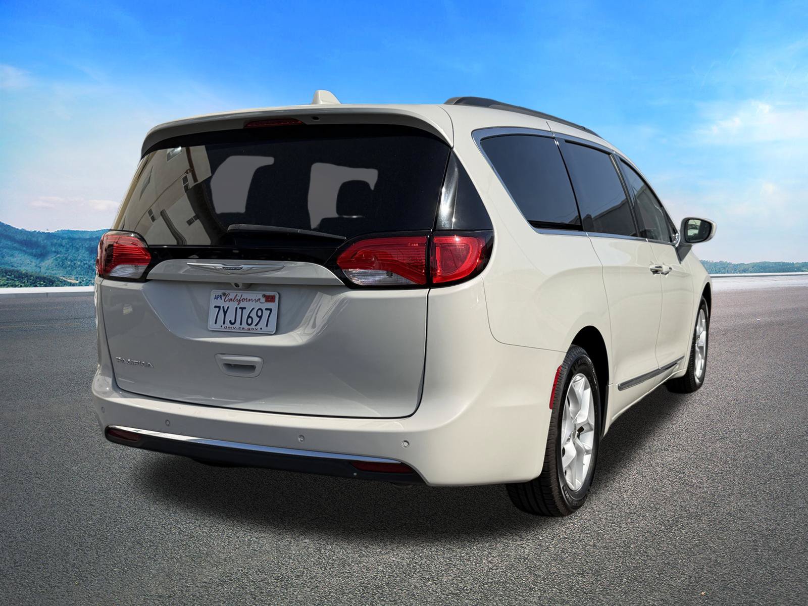 Certified 2017 Chrysler Pacifica Touring-L w/ Tire & Wheel Group FWD image 10