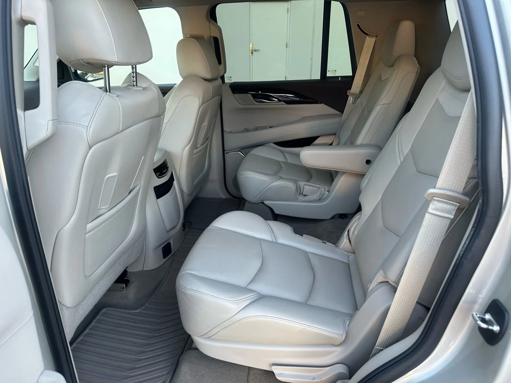 Used 2015 Cadillac Escalade Luxury image 19