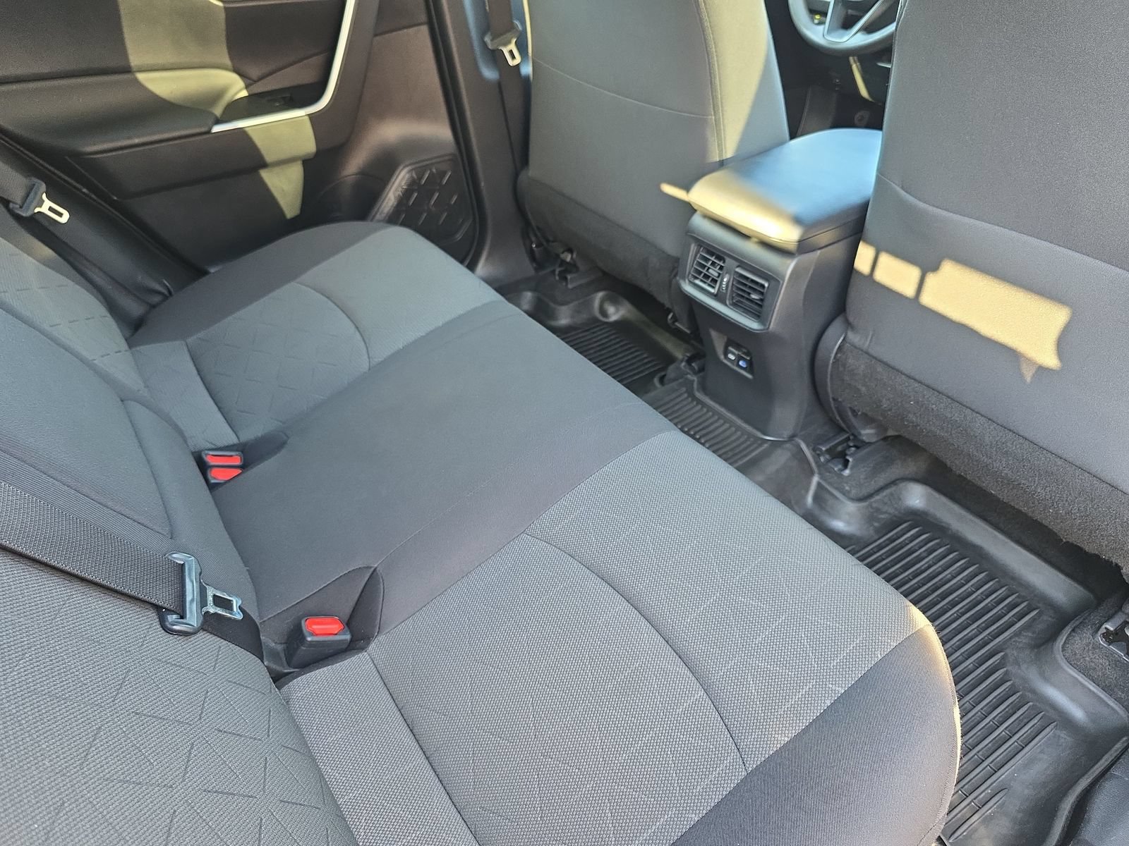 Used 2022 Toyota RAV4 XLE FWD image 11