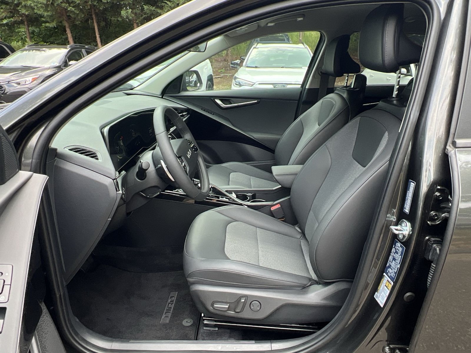 Used 2025 Kia Niro EX w/ EX Cold Weather Package FWD image 18