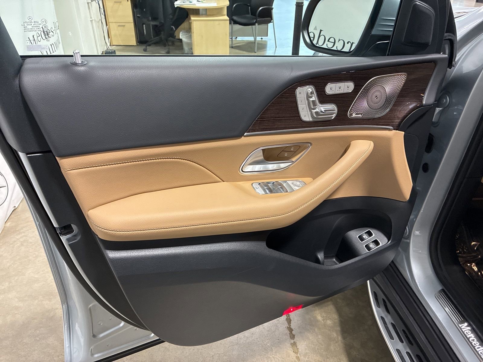 Used 2025 Mercedes-Benz GLE 450e 4MATIC image 6