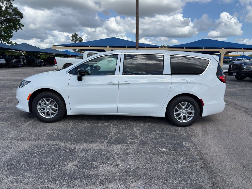 New 2026 Chrysler Voyager LX FWD image 9