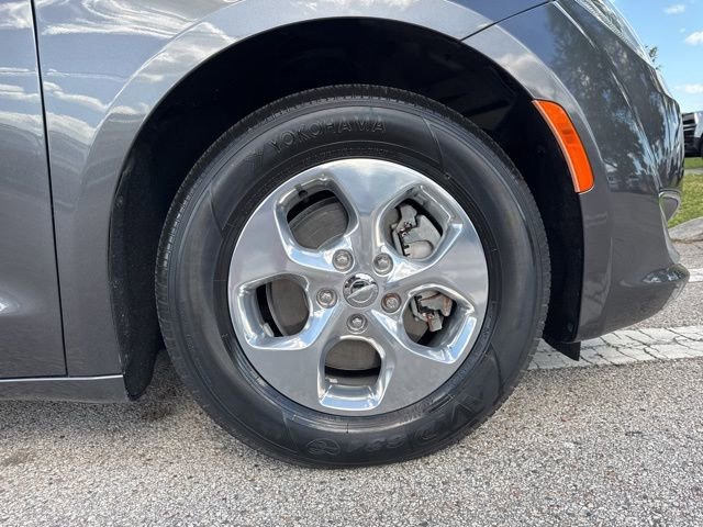 Used 2018 Chrysler Pacifica Touring-L FWD image 9