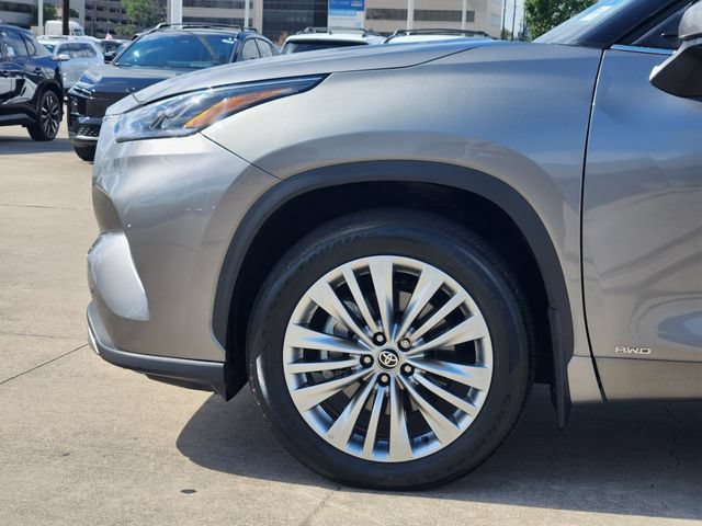 Certified 2025 Toyota Highlander Platinum AWD/4WD image 8