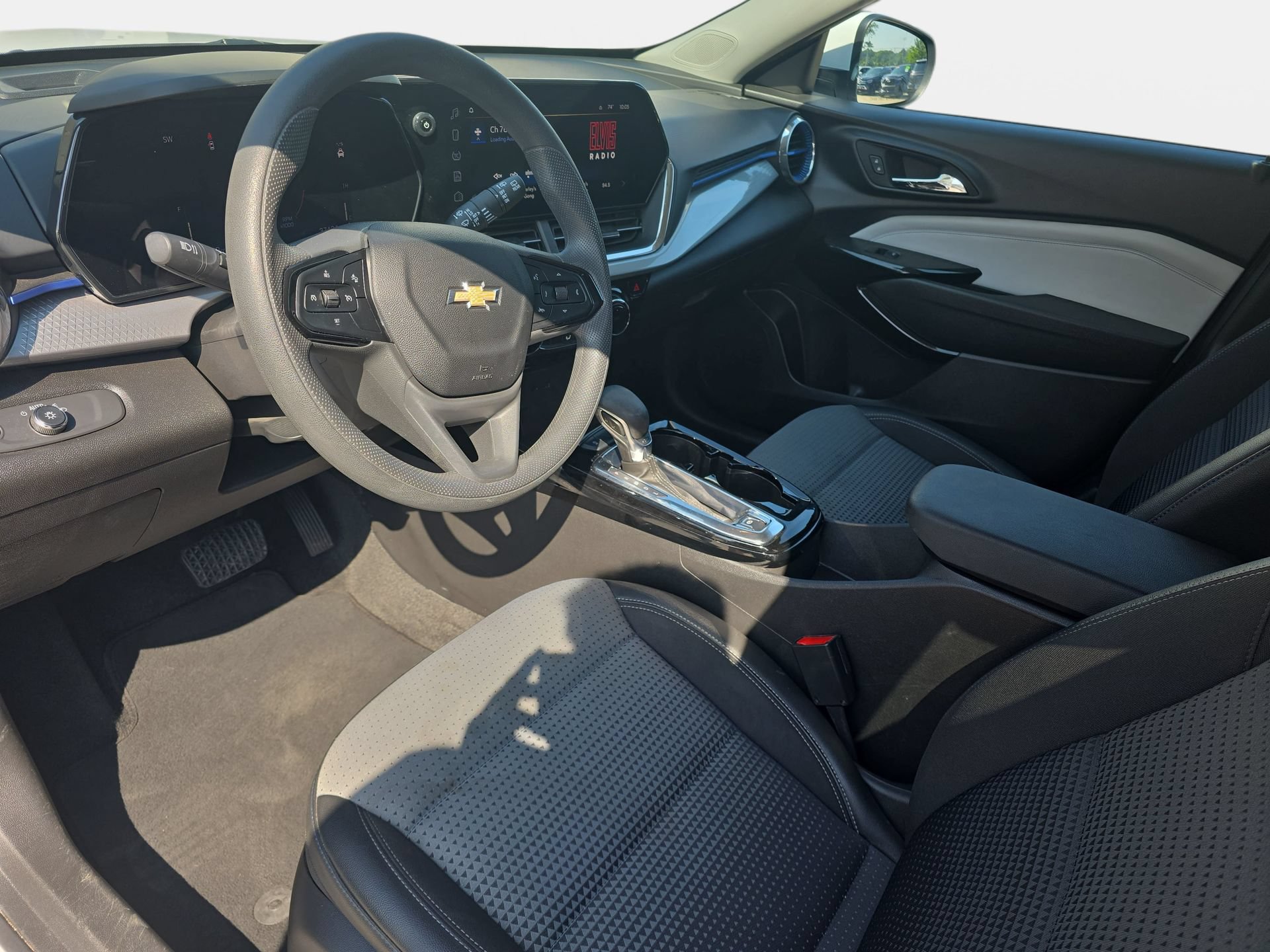 Used 2025 Chevrolet Trax LT FWD image 15