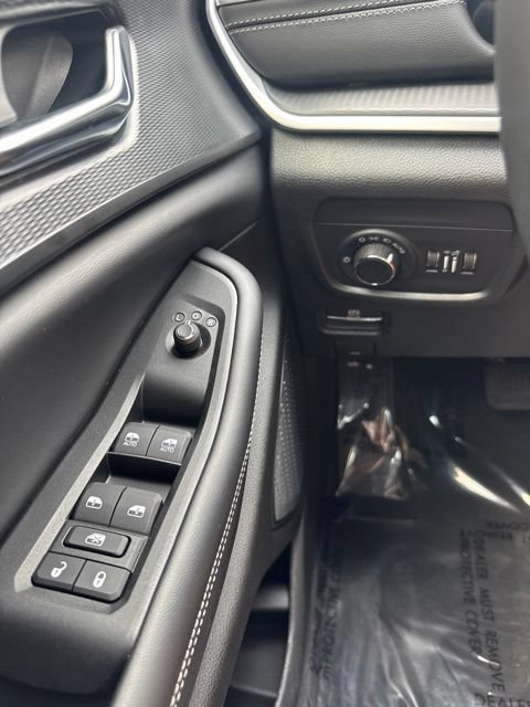 Used 2025 Jeep Grand Cherokee Laredo RWD image 21